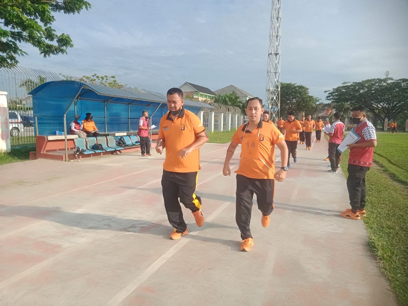 Personil Polres Bontang Ikuti Tes Kesamaptaan Jasmani di Stadion Besai Berinta WhatsApp Image 2022 08 11 at 16.24.39