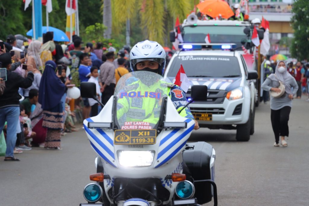 Cegah Kemacetan, Personel Polres Paser Laksanakan Wal, Pam dan Tur Lalin Pawai Mobil Hias WhatsApp Image 2022 08 14 at 22.57.08