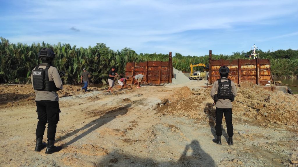 Personel Ops Nusantara Polda Kaltim Laksanakan Pengamanan Bongkar Muat Material Pembangunan IKN WhatsApp Image 2022 08 16 at 09.07.46
