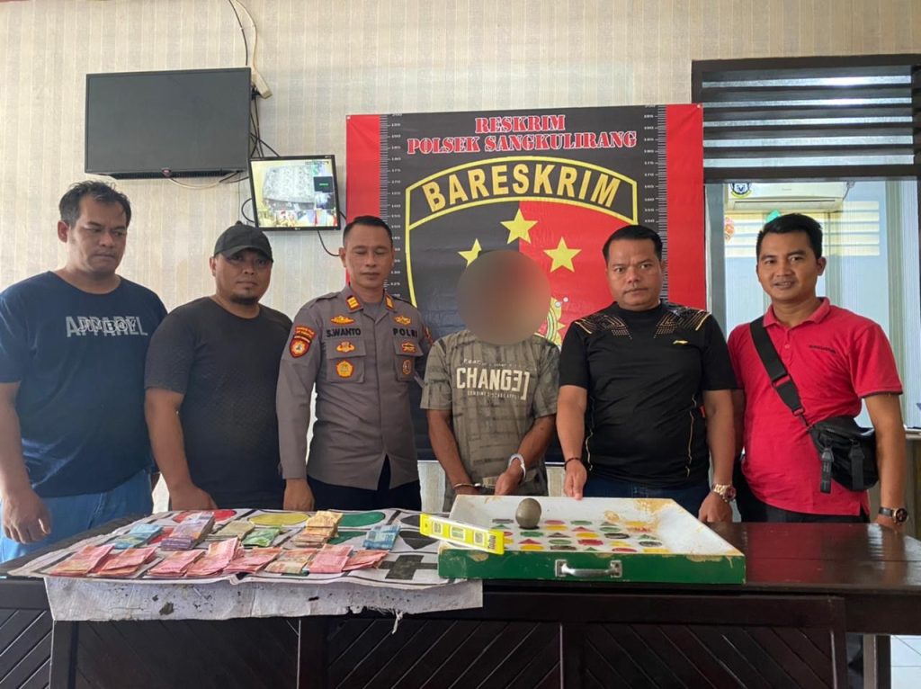 Jajaran Polres Kutim Amankan Bandar Judi Bola Guling di Pasar Malam WhatsApp Image 2022 08 21 at 22.19.22