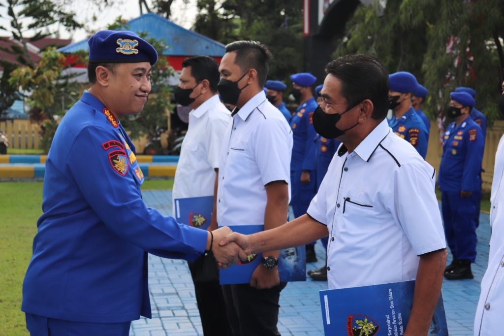 Wujud Apresiasi Kinerja, Direktur Polairud Polda Kaltim Berikan Reward kepada Personel Berprestasi WhatsApp Image 2022 08 23 at 11.09.59