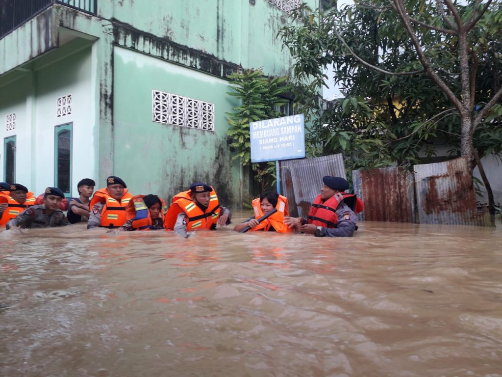 Puluhan Rumah di MT. Haryono Balikpapan Terendam Banjir, SAR Brimob Bantu Evakuasi WhatsApp Image 2022 08 25 at 08.12.45