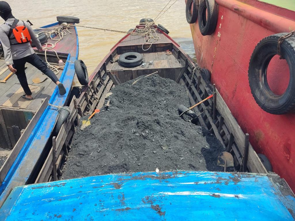 Ditpolairud Polda Kaltim Berhasil Ungkap Kasus Tindak Pidana Pencurian Batubara dan Pelayaran di Perairan Loa Kulu Kab. Kukar WhatsApp Image 2022 08 26 at 06.07.07