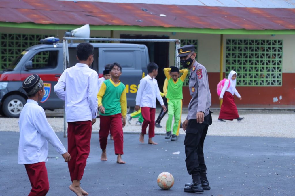 Polisi Sahabat Anak, Kasat Binmas Polres Paser Luangkan Waktu Bermain Bersama Siswa Pondok Pesantren di sela Kesibukan WhatsApp Image 2022 08 30 at 15.10.57