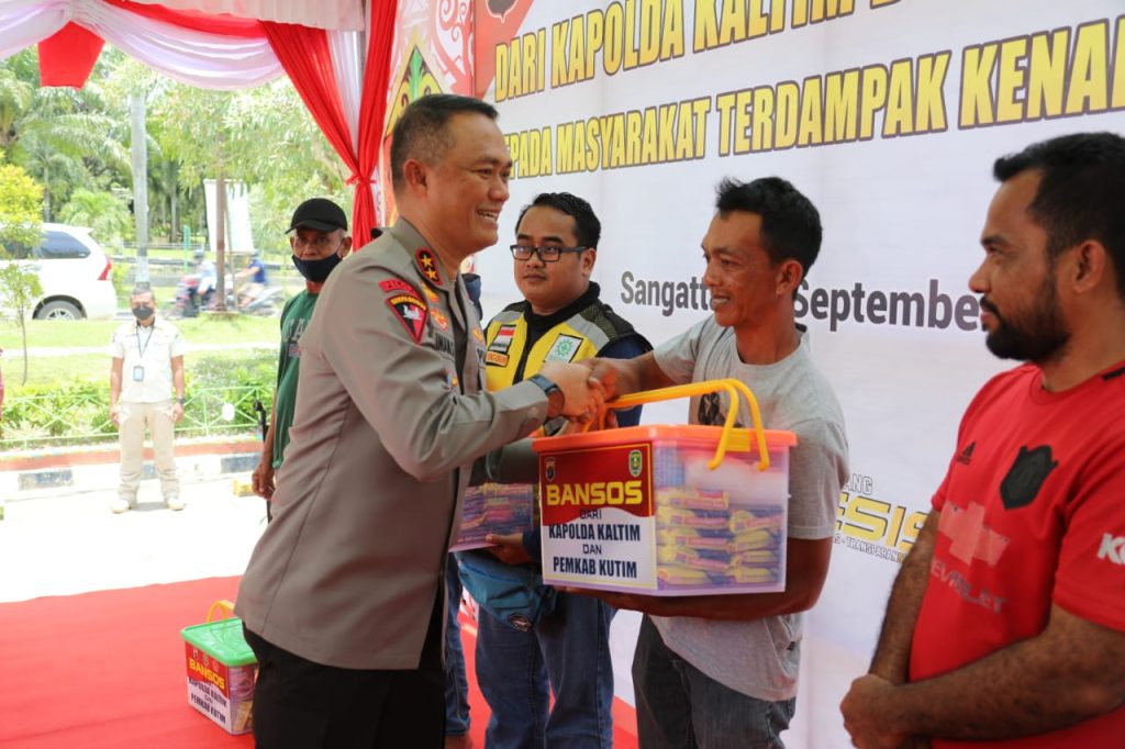 Kapolda Kaltim Bagikan 1800 Paket Sembako Untuk Warga Terdampak Kenaikan BBM di Kutai Timur 603CAFC1 8FD6 4588 8AC2 380361CF42A8