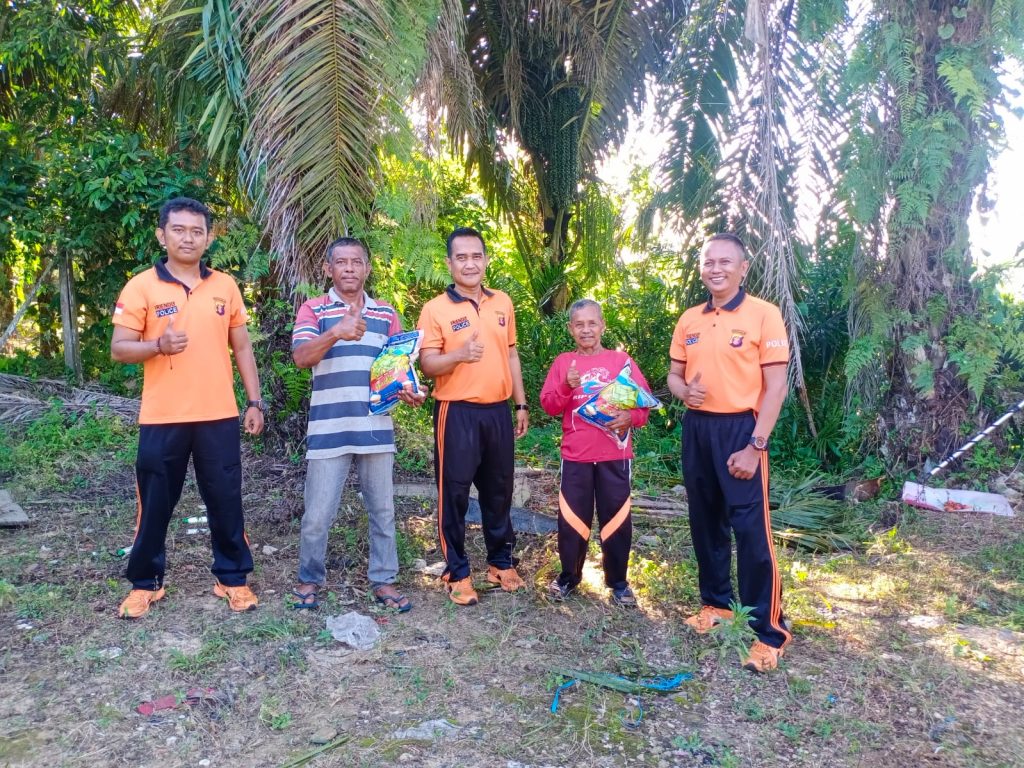 Polsek Long Ikis Bagikan Sembako Kepada Masyarakat Terdampak Kenaikan BBM 93266B28 4FD3 41D7 9F64 F14B8DBB8EB5