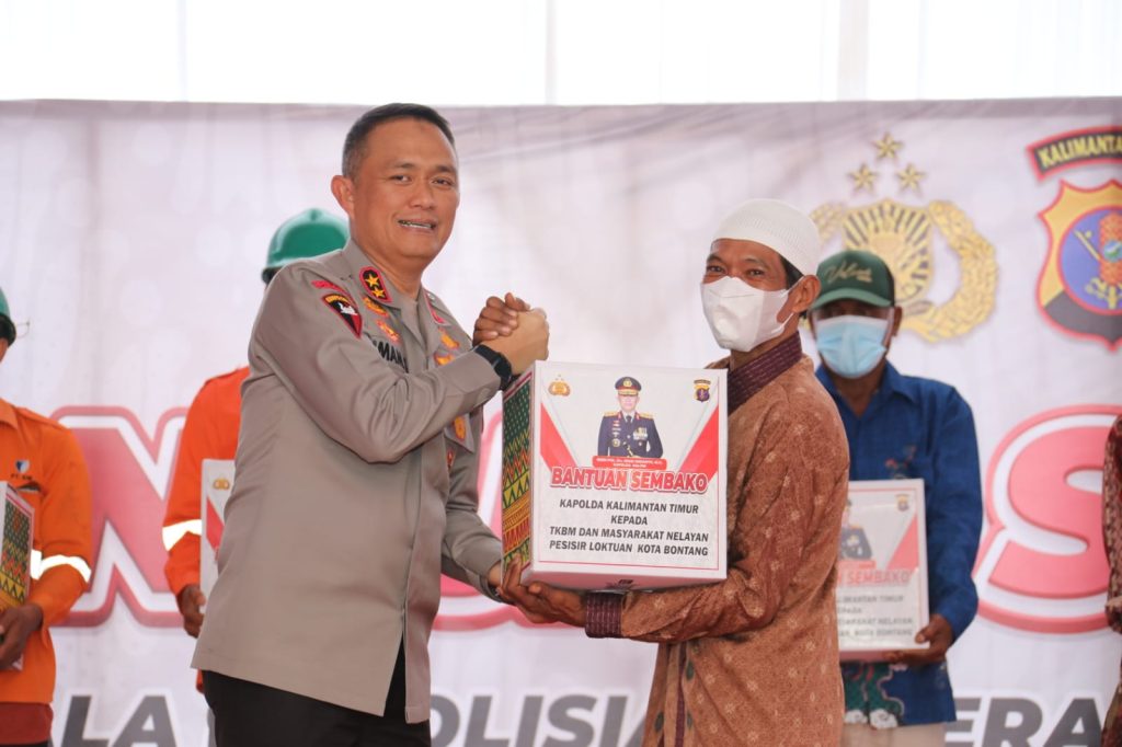Peduli Dampak Kenaikan BBM, Polda Kaltim Bagikan Paket Sembako ke Nelayan dan TKBM di Bontang IMG 20220926 WA0392