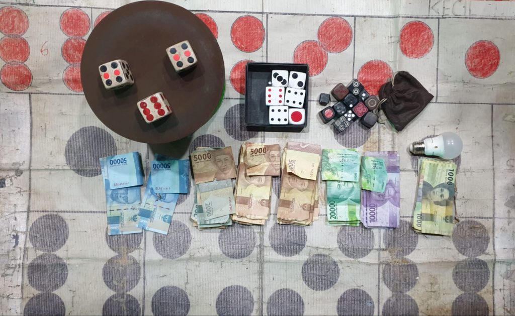 Main Judi Dadu, Sat Reskrim Polres Pser Amankan 7 Pelaku Berserta Barang Buktinya WhatsApp Image 2022 08 31 at 10.18.43