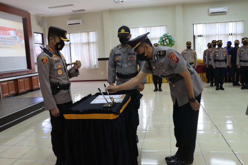 Pergantian Kapolsek Samarinda Ulu, Kapolresta Pimpin Langsung Upacara Sertijab WhatsApp Image 2022 09 01 at 11.17.35
