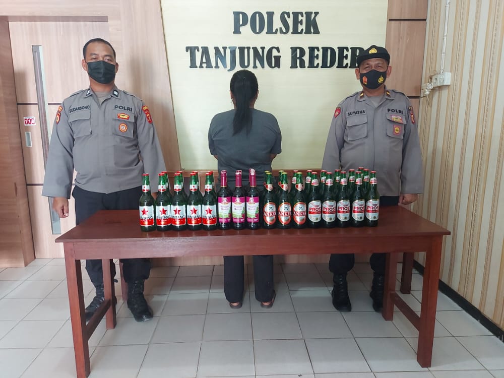 Gelar Cipta Kondisi, Polsek Tanjung Redeb Amankan Puluhan Botol Miras WhatsApp Image 2022 09 02 at 13.16.04