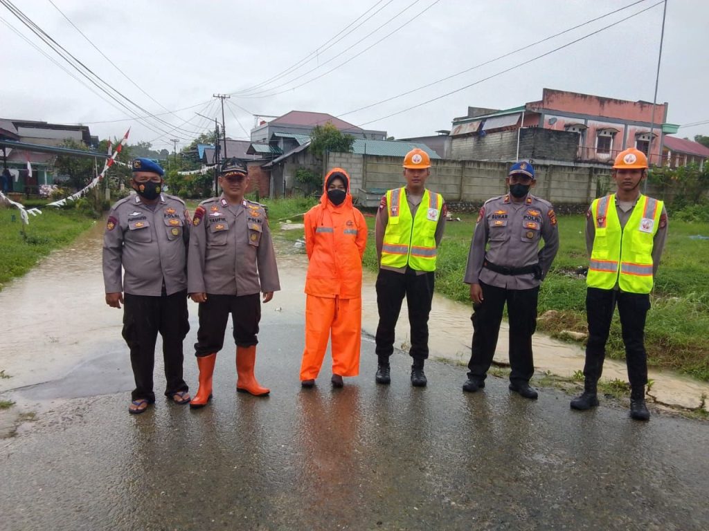 Quick Respons Saat Hujan Deras, Brimob Polda Kaltim Pantau Titik Rawan Banjir di Kota Balikpapan WhatsApp Image 2022 09 05 at 18.58.38
