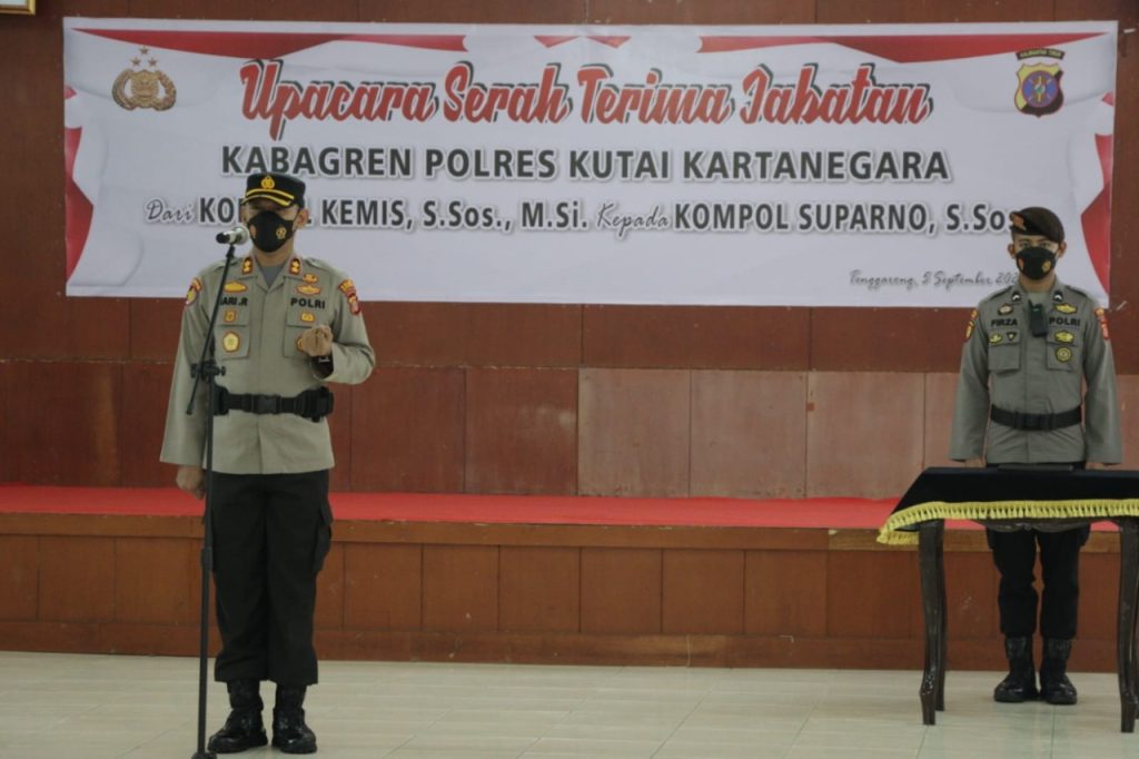 Kapolres Kukar Pimpin Sertijab Kabag Ren dan Berikan Penghargaan Personel Berprestasi WhatsApp Image 2022 09 06 at 08.43.16