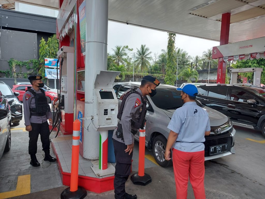 Cegah Penyalahgunaan Penyaluran BBM, Brimob Polda Kaltim Terus Lakukan Patroli di Sekitar SPBU WhatsApp Image 2022 09 08 at 11.43.53