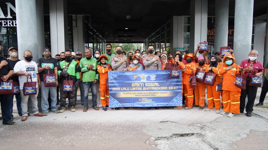Jelang Hari Lalu Lintas Bhayangkara ke-67, Dirlantas Polda Kaltim Gelar Baksos Paket Sembako WhatsApp Image 2022 09 08 at 17.38.50 1