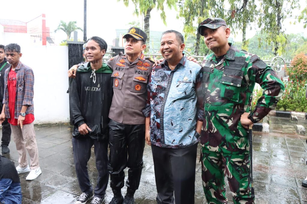 Dibawah Guyuran Hujan, Polresta Samarinda Terus Kawal Aksi Penyampaian Aspirasi WhatsApp Image 2022 09 08 at 19.11.58