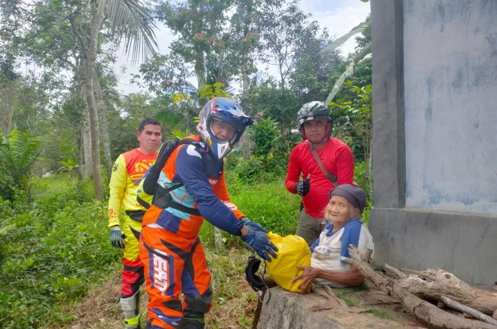Naik Motor Trail, Kapolres Kukar Bagikan Sembako kepada Warga Kurang Mampu WhatsApp Image 2022 09 11 at 11.29.50