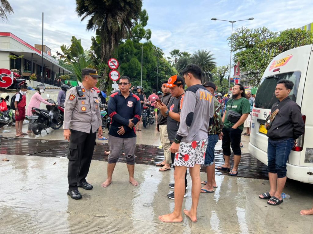 KAPOLSEK SUNGAI PINANG PIMPIN PENGATURAN LALU LINTAS DI SIMPANG BUKIT ALAYA – PANJAITAN BANTU MOBILITAS WARGA DITENGAH BANJIR WhatsApp Image 2022 09 15 at 08.36.35 1
