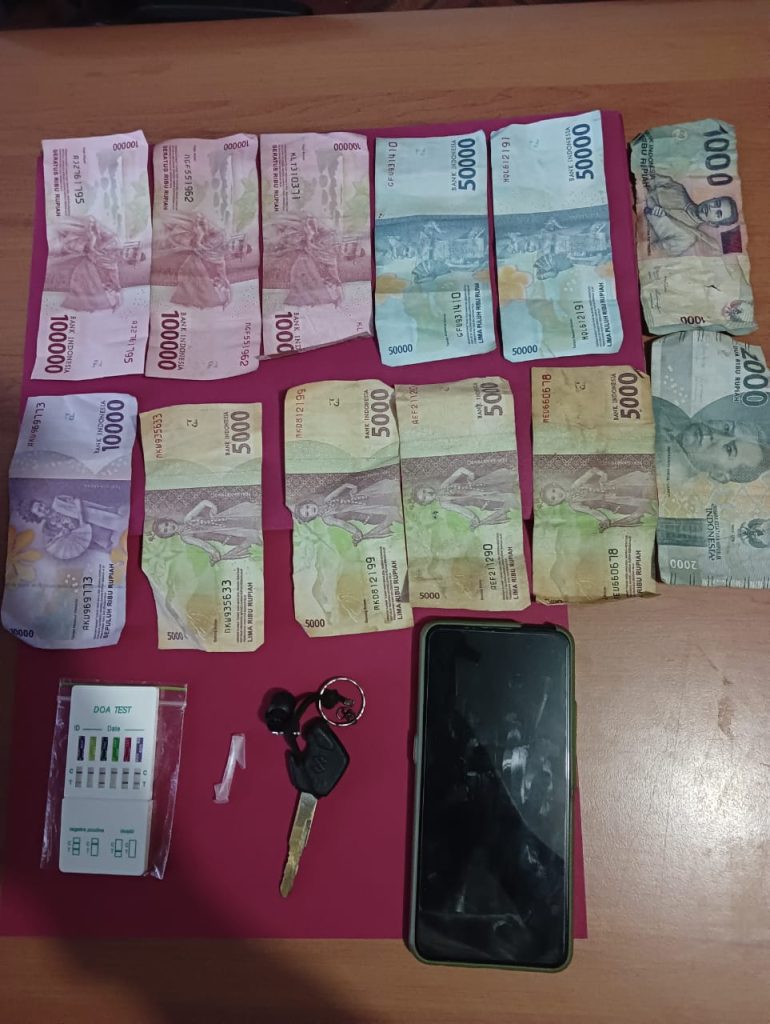 SAT RESNARKOBA MENANGKAP DUA PENYALAHGUNAAAN NARKOBA WhatsApp Image 2022 09 15 at 08.36.35
