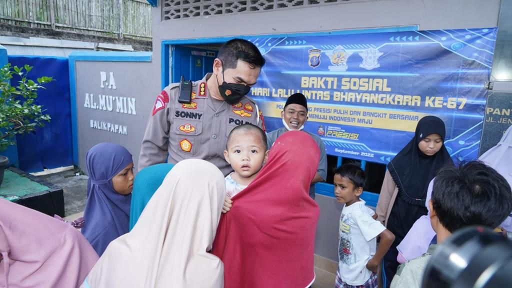 Sambut HUT Lantas Ke-67, Dit Lantas Polda Kaltim Bagikan Paket Sembako ke Panti Asuhan WhatsApp Image 2022 09 15 at 18.46.14