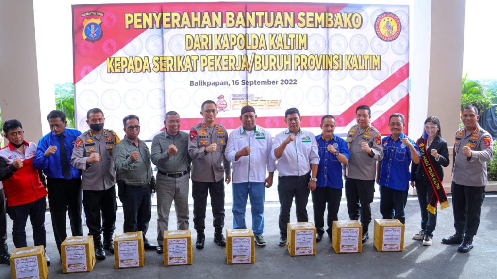 Kapolda Pimpin Penyerahan Bansos kepada Serikat Pekerja/Buruh Provinsi Kaltim WhatsApp Image 2022 09 16 at 10.16.15