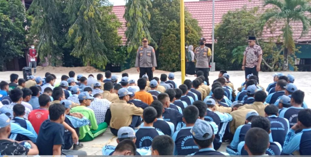Polsek Tanjung Redeb Datangi SMK Muhammadiyah dan SMK Negeri 2 WhatsApp Image 2022 09 18 at 06.45.54