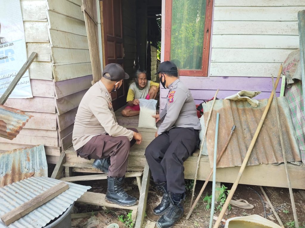 Polsek Tanah Grogot Bagikan Sembako Kepada Masyarakat Terdampak Kenaikan BBM WhatsApp Image 2022 09 25 at 09.49.15