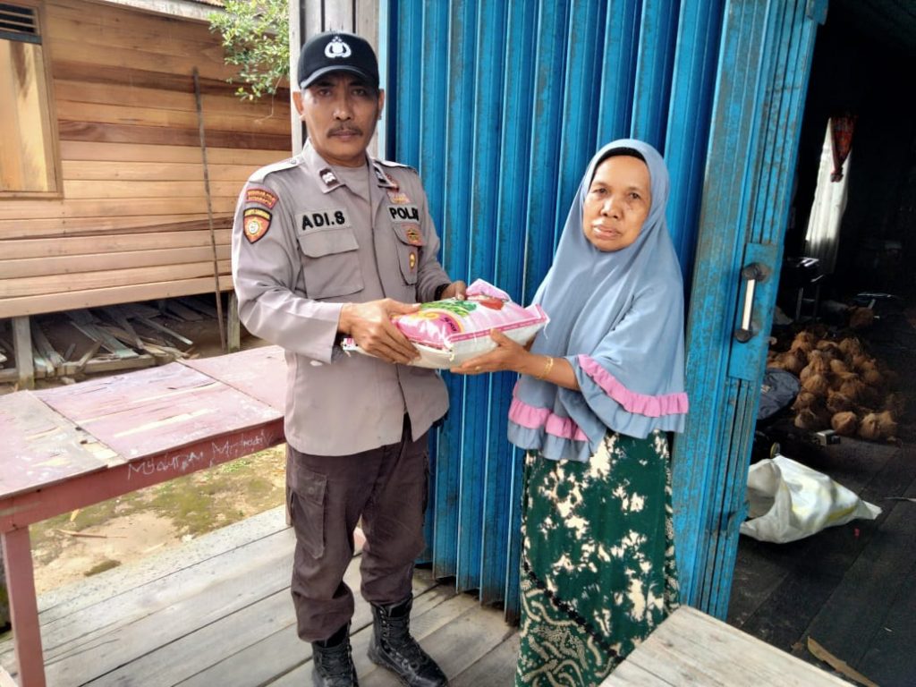 Polsek Jempang Polres Kubar Berikan Bansos Kepada Warga Dampak Kenaikan BBM WhatsApp Image 2022 09 25 at 10.17.47