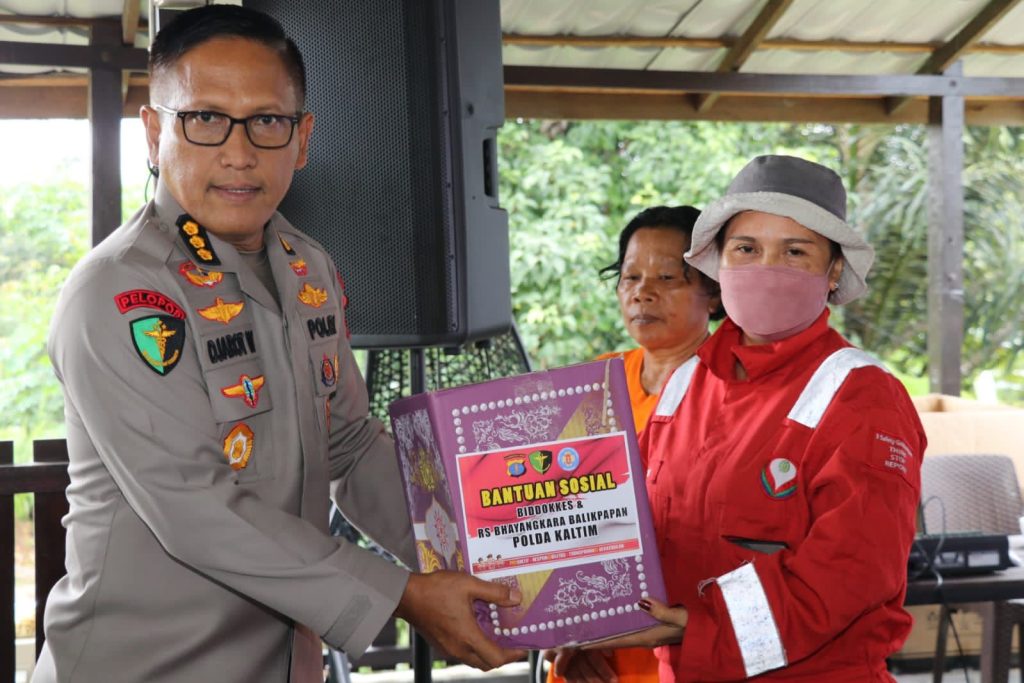 200 Paket Sembako Disalurkan Bid Dokkes Polda Kaltim Kepada Masyarakat Terdampak Kenaikan BBM WhatsApp Image 2022 09 26 at 15.54.42