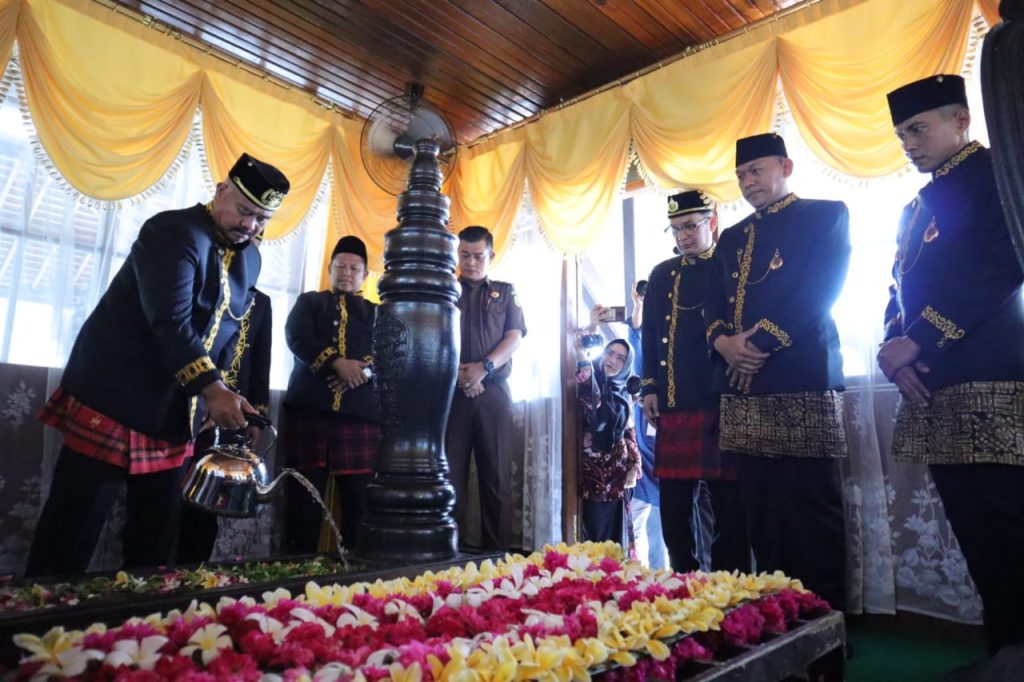 Peringati Hari Jadi Kota Tenggarong ke-240, Kapolres Kutai Kartanegara Hadiri Ziarah ke Makam Raja dan Sultan WhatsApp Image 2022 09 30 at 09.22.31
