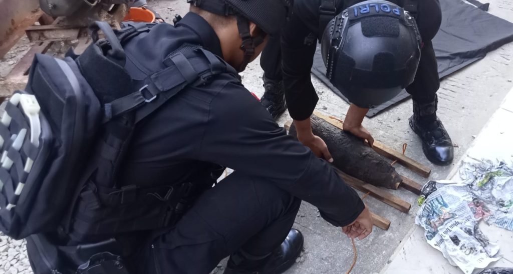 Gerak Cepat, Tim Jibom Detasemen Gegana Satuan Brimob Polda Kaltim Amankan Laporan Warga Yang Di duga Temukan Mortir Sisa Perang Dunia II bom