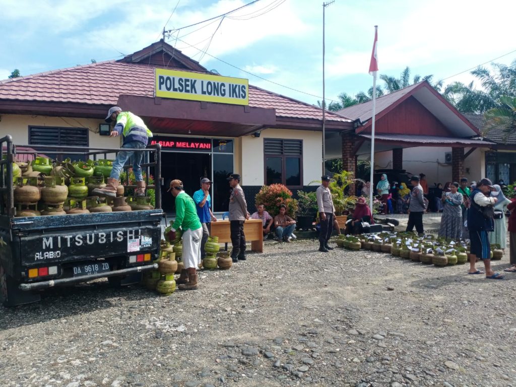 Polsek Long Ikis Gelar Operasi Pasar, Siapkan 200 Tabung Elpiji 3 Kilogram untuk Masyarakat Setempat gas long ikis