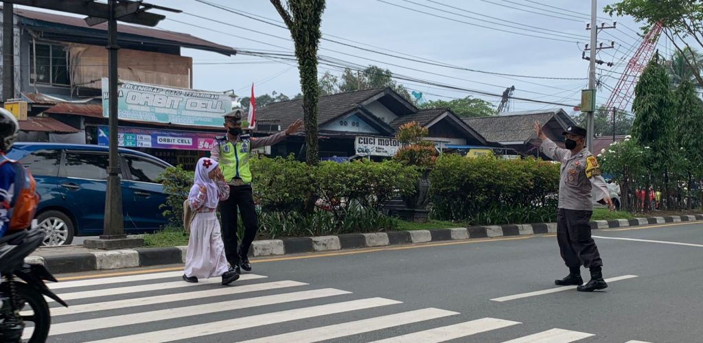 lantas bantu nyebrang