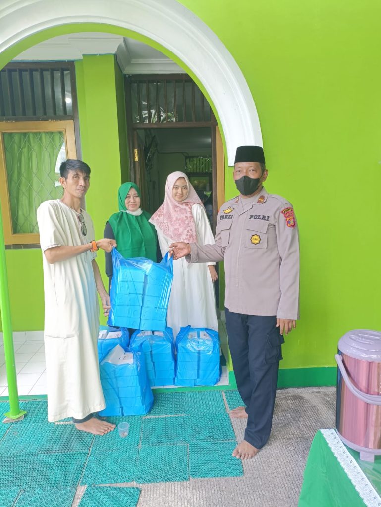 Jum’at Berkah, Polres Paser Bagikan Nasi Kotak di Masjid Agung Nurul Fallah dan Pesantren Ikhwatul Islamiyah paser sembako