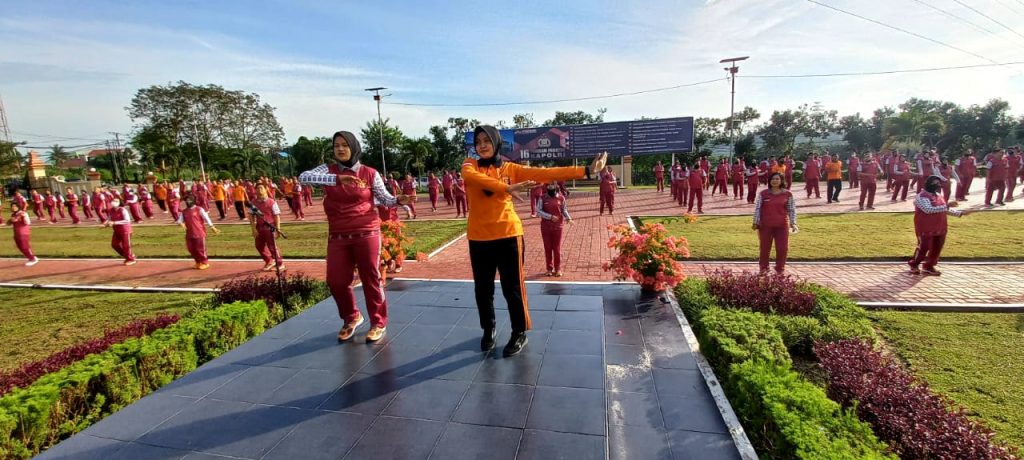 Jaga Kebugaran Tubuh, Pesonel Polda Kaltim Laksanakan Senam Aerobik senam pagi