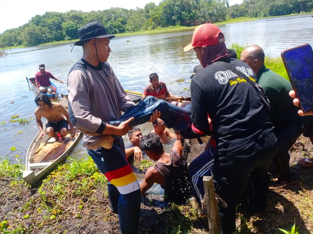 Personel Polsek Waru Bersama Warga Bantu Evakuasi Korban Tenggelam di Waduk Waru tenggelam