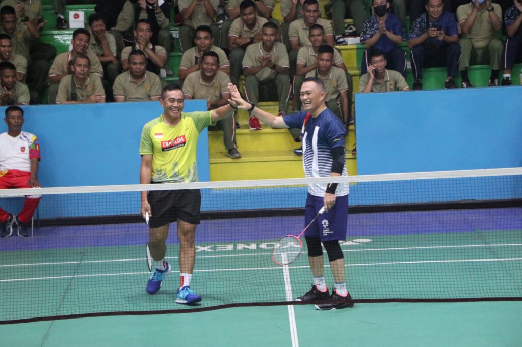 Kapolda Kaltim Hadiri Turnamen Bulu Tangkis Santri Pangdam VI/MLW Cup 2022 BULU TANGKIS TNIPOL1