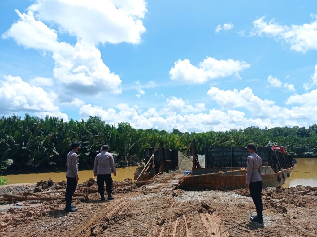 Pastikan Situasi Kondusif, Satgas Ops Nusantara Polda Kaltim Laksanakan Pengamanan Bongkar Muat Material Pembangunan IKN FB76CAAB D92D 41FB AB81 40FA71A4B1E9