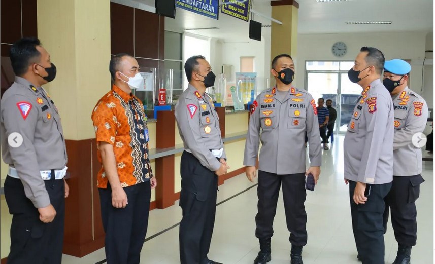 Inspeksi Mendadak Samsat Pembantu Batakan, Kapolda Kaltim Pastikan Pelayanan Sesuai Prosedur Screenshot 2022 10 29 142934