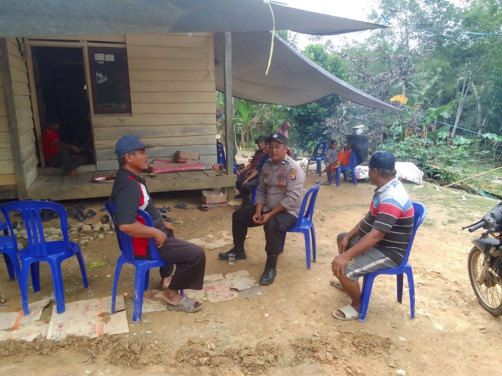 Bentuk Kepedulian, Kapolsek Batu Engau Berikan Tali Asih Kepada Keluarga Korban Pembunuhan WhatsApp Image 2022 10 03 at 08.33.24