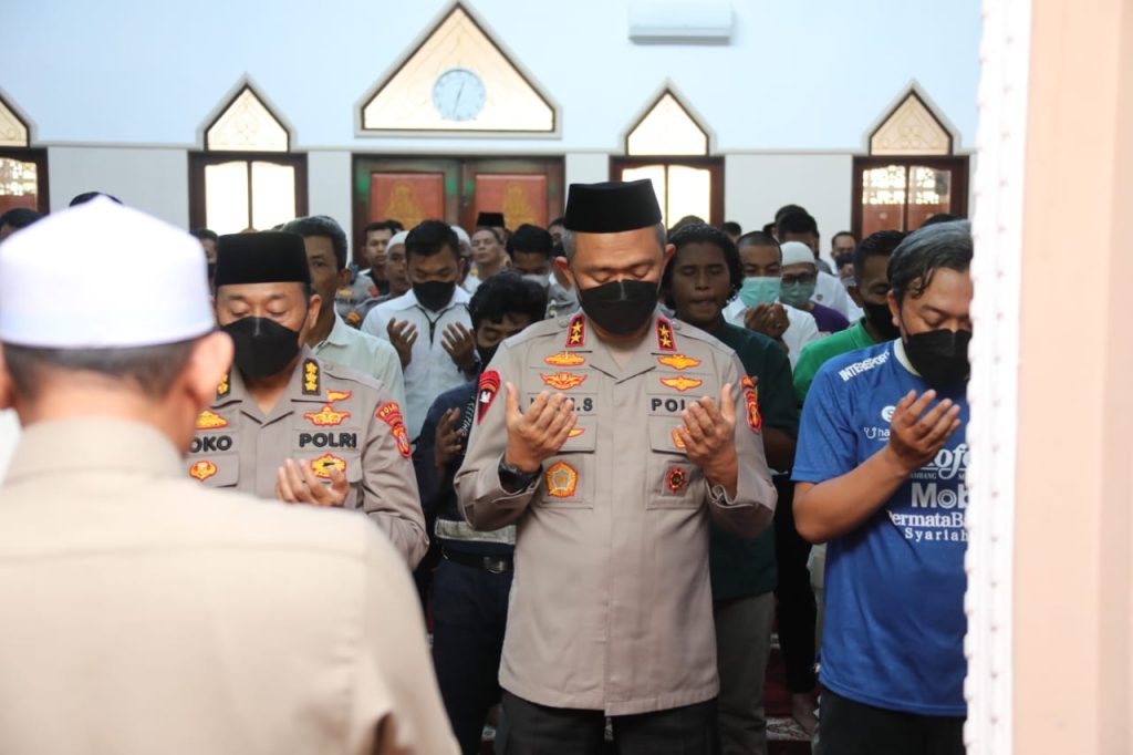 Polda Kaltim Gelar Salat Gaib dan Doa Bersama untuk Korban Tragedi Kanjuruhan WhatsApp Image 2022 10 03 at 12.48.22