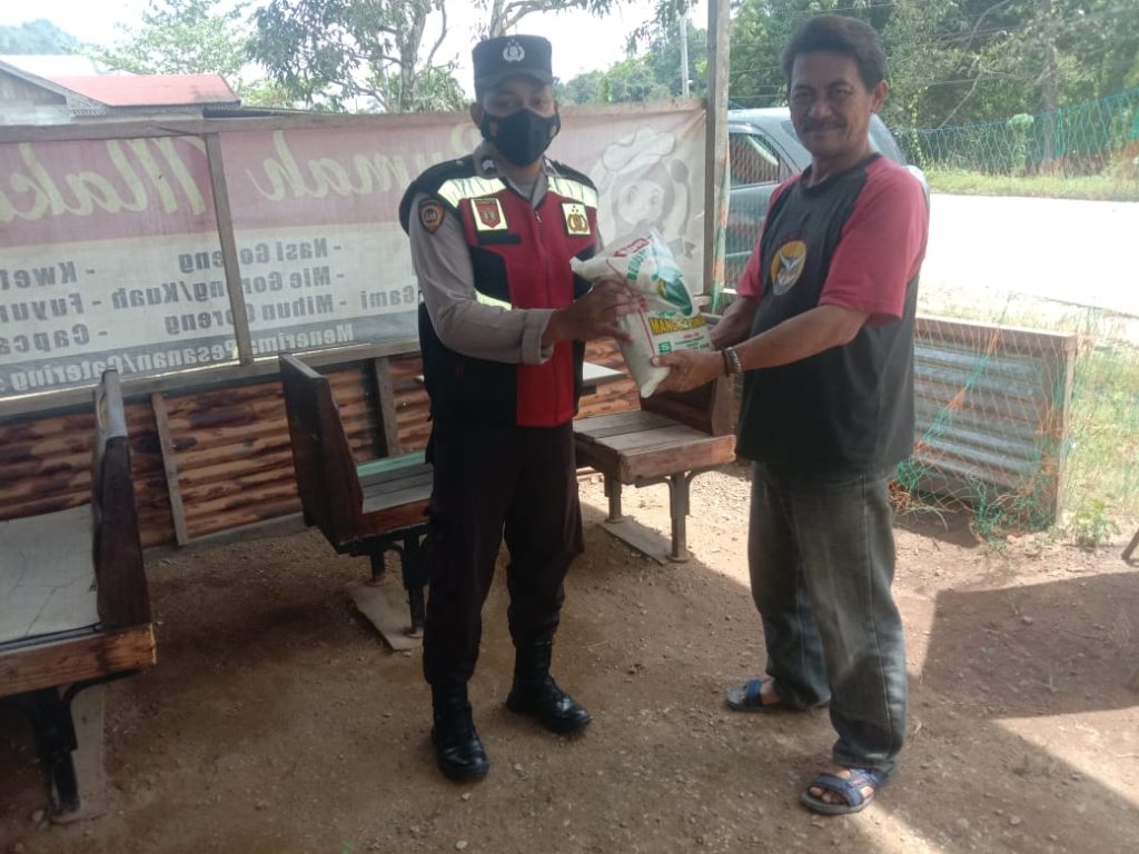 Polsek Muara Komam Bagikan Sembako Kepada Masyarakat Terdampak Kenaikan BBM WhatsApp Image 2022 10 03 at 14.51.30