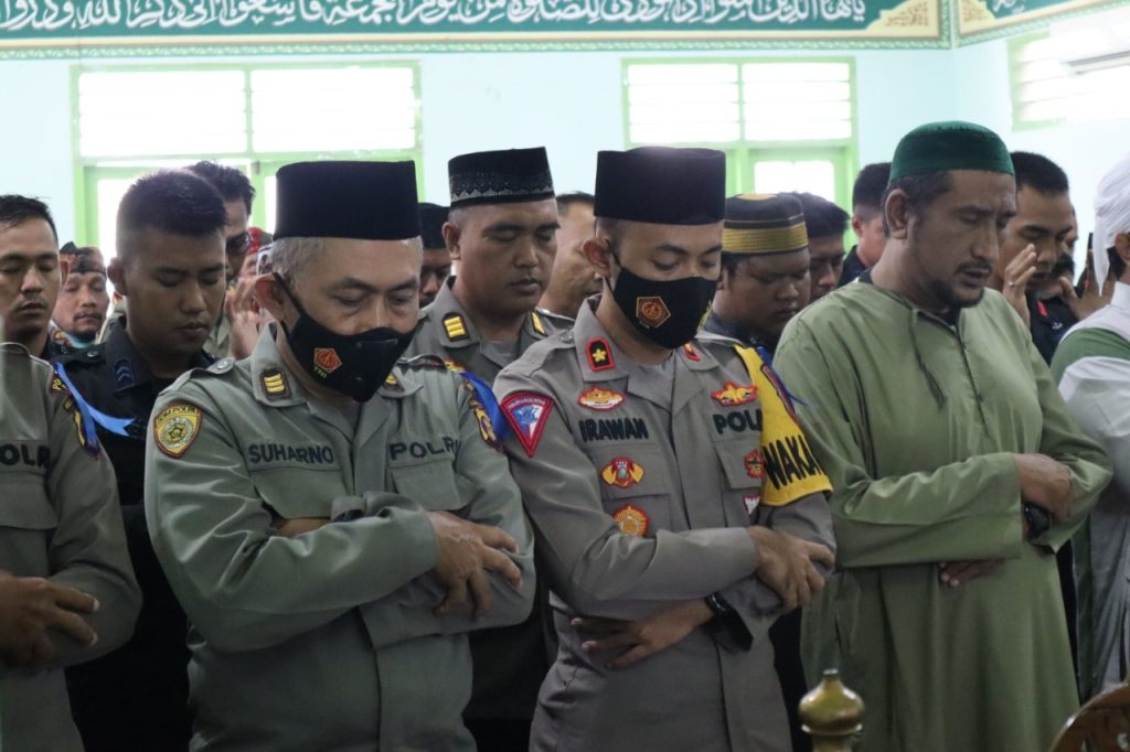 Polres Paser Gelar Sholat Goib dan Tahlillan Pasca Tragedi di Stadion Kanjuruhan Malang WhatsApp Image 2022 10 03 at 14.52.49