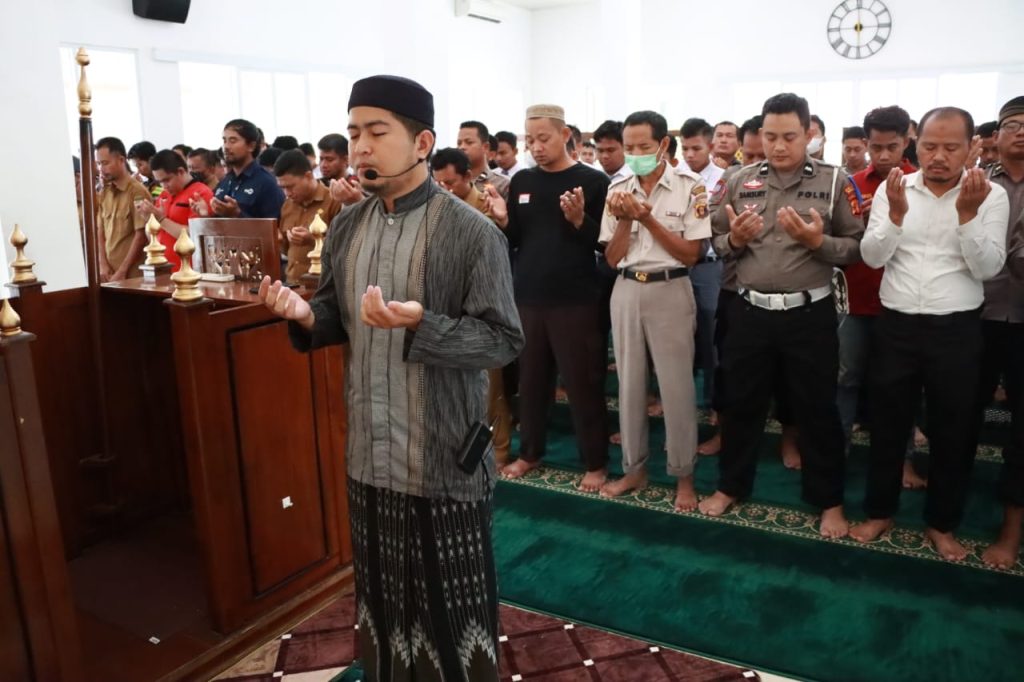 Pasca Tragedi Kanjuruhan, Polres Berau Gelar Salat Gaib WhatsApp Image 2022 10 03 at 15.41.29