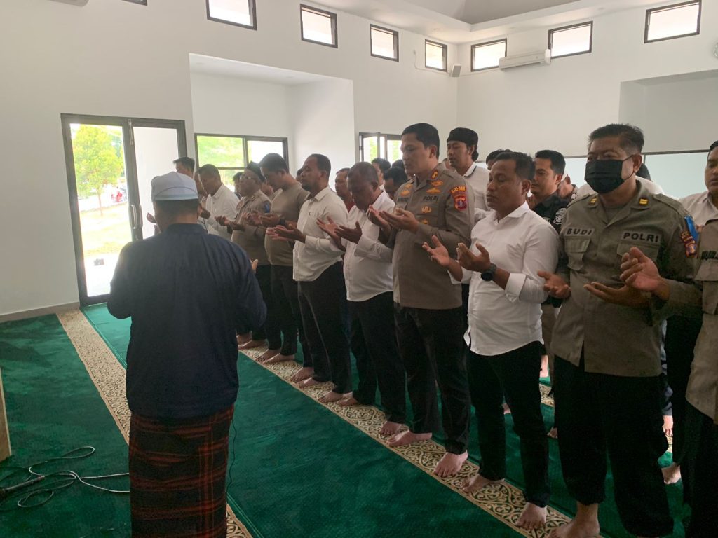 Polres Kutai Timur Gelar Sholat Goib dan Doa bersama , Pasca Tragedi di Stadion Kanjuruhan Malang WhatsApp Image 2022 10 03 at 16.05.47