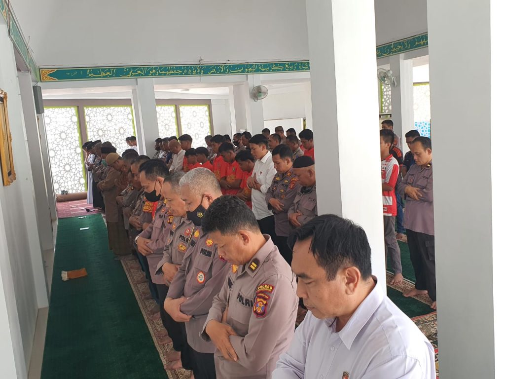 Polres Kutai Kartanegara Gelar Sholat Ghaib dan Do’akan Korban Tragedi Kanjuruhan Malang WhatsApp Image 2022 10 03 at 16.18.56