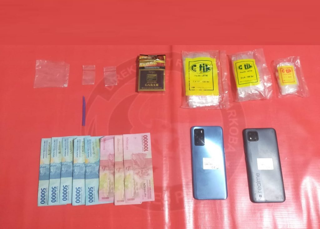 Simpan Sabu, Satresnarkoba Polres Paser Kembali Amankan Seorang Pria di Kecamatan Tanah Grogot WhatsApp Image 2022 10 04 at 23.38.20