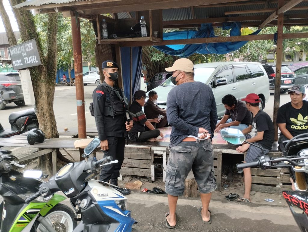 Himbau Karyawan SPBU dan Masyarakat Sekitar, Patroli Detasemen Gegana Tekankan Pesan – Pesan Khamtibmas WhatsApp Image 2022 10 05 at 15.33.38