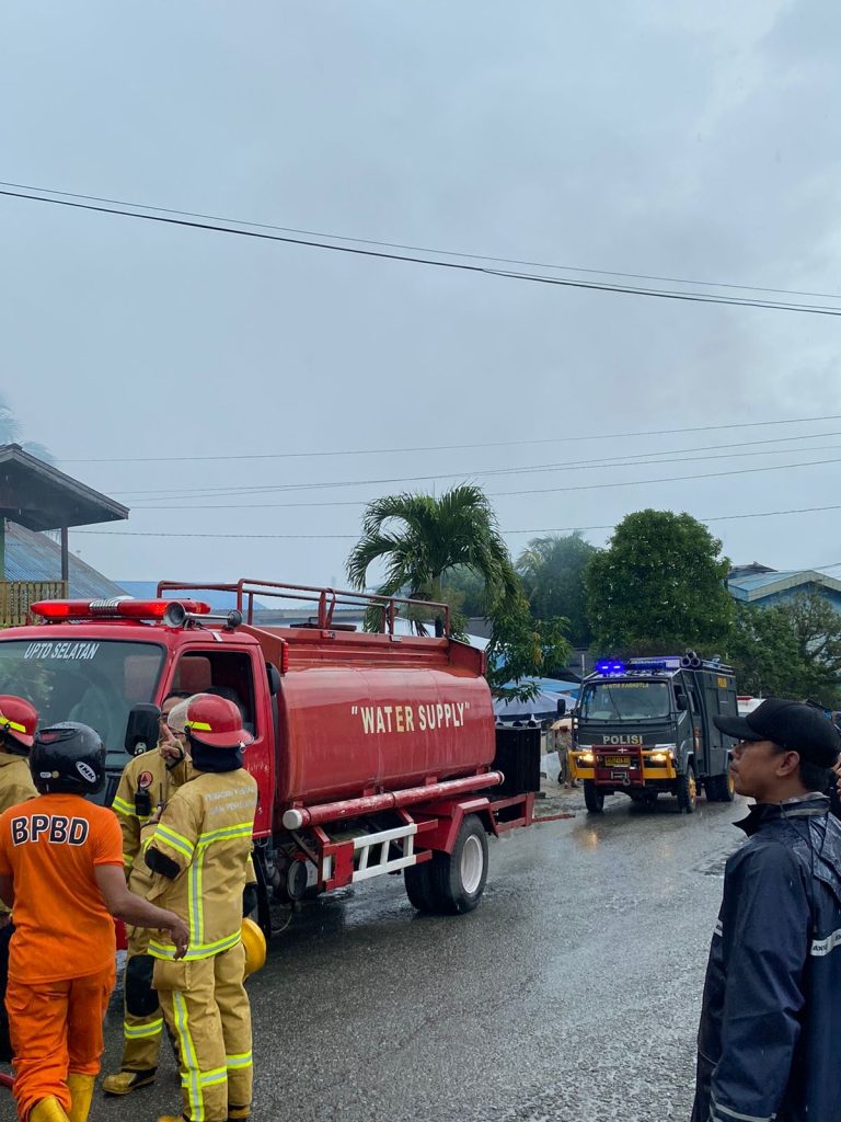 Tim Subdit Pammat Polda Kaltim Bantu Padamkan Kebakaran di Kelurahan Manggar Balikpapan WhatsApp Image 2022 10 05 at 15.48.50 1