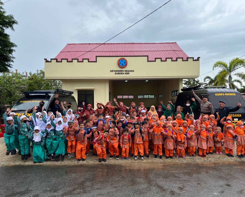Brimob Kaltim Sambut Kunjungan Belajar Yayasan Tijanul Jawahir WhatsApp Image 2022 10 06 at 11.46.43