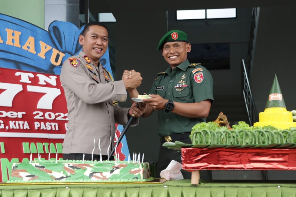 HUT TNI Ke – 77, Kapolres Kutai Kartanegara Bersama Anggota Berikan Kue Ke Makodim 0906/Kkr WhatsApp Image 2022 10 06 at 11.56.32